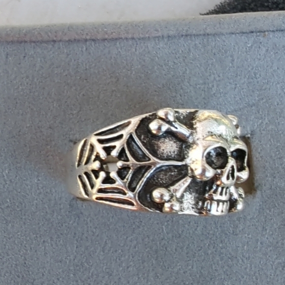 DELUXE SKULL HEAD BLACK INAYED EYES  BIKER RING Size 8 MEN WOMENS jewelry SILVER - Picture 2 of 5